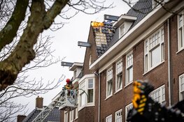 Grote brand op dak portiekwoning aan de Rijpgracht in Amsterdam-West