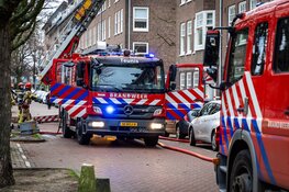 Grote brand op dak portiekwoning aan de Rijpgracht in Amsterdam-West