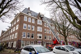 Grote brand op dak portiekwoning aan de Rijpgracht in Amsterdam-West