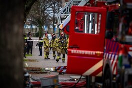 Grote brand op dak portiekwoning aan de Rijpgracht in Amsterdam-West