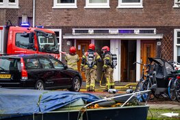 Grote brand op dak portiekwoning aan de Rijpgracht in Amsterdam-West