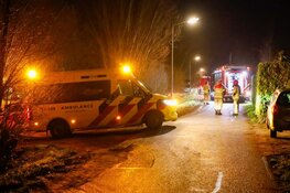 Vrouw aangetroffen in water langs Lange Muiderweg