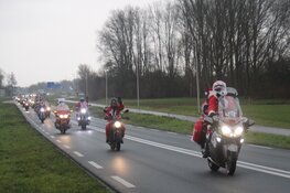 Honderd kerstmannen- en vrouwen op de motor voor Santa Máxima