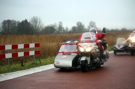 Honderd kerstmannen- en vrouwen op de motor voor Santa Máxima