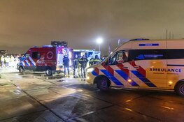 Twee mensen uit te water geraakte auto gehaald aan het NDSM-plein in Amsterdam