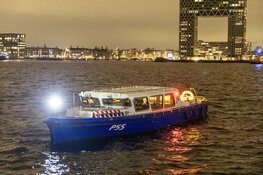 Twee mensen uit te water geraakte auto gehaald aan het NDSM-plein in Amsterdam