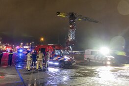 Twee mensen uit te water geraakte auto gehaald aan het NDSM-plein in Amsterdam