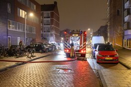 Twee auto's in vlammen op aan Derkinderenstraat