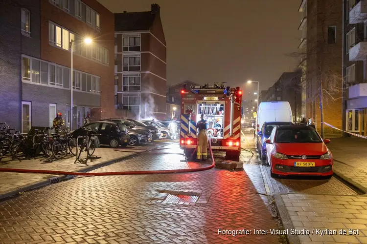 Twee auto's in vlammen op aan Derkinderenstraat