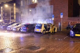 Twee auto's in vlammen op aan Derkinderenstraat