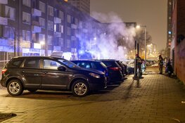 Twee auto's in vlammen op aan Derkinderenstraat