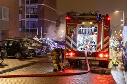 Twee auto's in vlammen op aan Derkinderenstraat