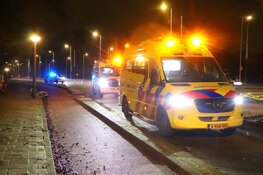 Motorrijder rijdt tegen fietser op Cornelis Lelylaan