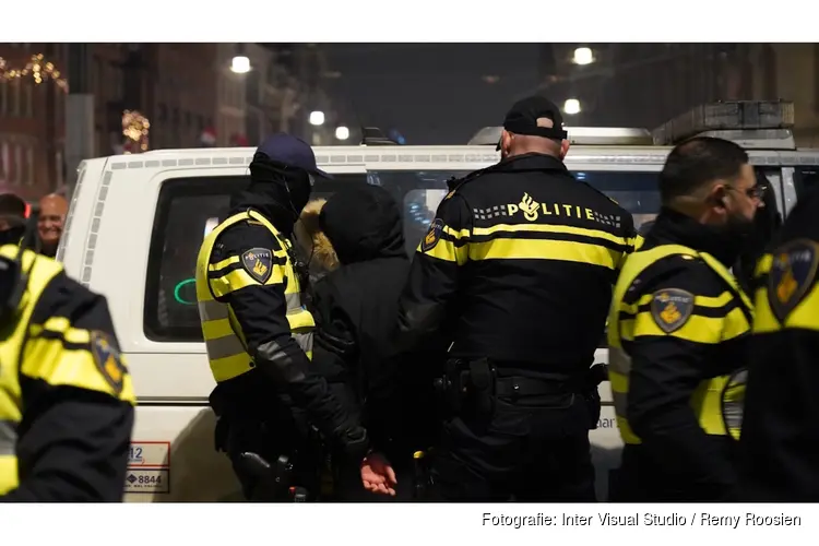 Agenten in nood op Stationsplein: vier aanhoudingen in Amsterdam