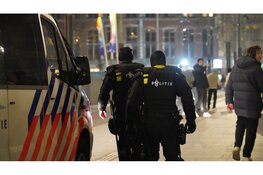 Agenten in nood op Stationsplein: vier aanhoudingen in Amsterdam