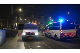Agenten in nood op Stationsplein: vier aanhoudingen in Amsterdam