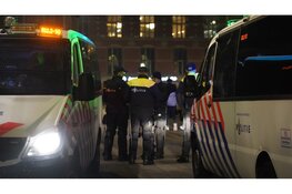 Agenten in nood op Stationsplein: vier aanhoudingen in Amsterdam