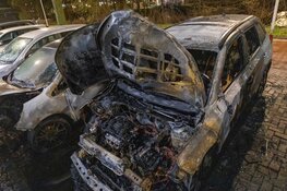 Drie auto's in brand aan Korte Water in Amsterdam