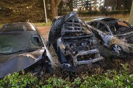 Drie auto's in brand aan Korte Water in Amsterdam