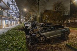 Drie auto's in brand aan Korte Water in Amsterdam