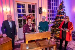 Nel Mateman ontvangt de eerste Weesperspeld van stadsgebied Weesp