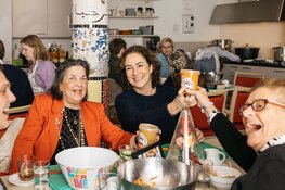 Stichting Oma's Soep verwelkomt burgemeester Halsema voor kookdag in Amsterdam