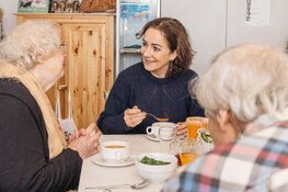 Stichting Oma's Soep verwelkomt burgemeester Halsema voor kookdag in Amsterdam