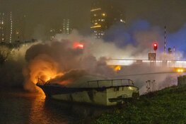 Brand op plezierboot aan Weesperzijde