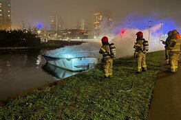 Brand op plezierboot aan Weesperzijde