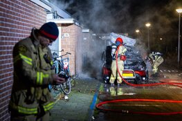 Woningen ontruimd en beschadigd na felle autobrand in W.J. Bijleveldstraat