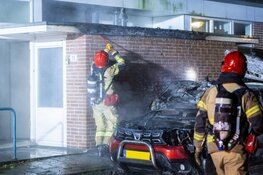 Woningen ontruimd en beschadigd na felle autobrand in W.J. Bijleveldstraat