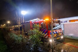 Woningen ontruimd en beschadigd na felle autobrand in W.J. Bijleveldstraat