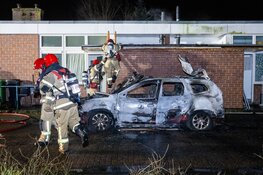 Woningen ontruimd en beschadigd na felle autobrand in W.J. Bijleveldstraat