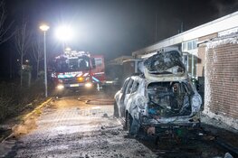Woningen ontruimd en beschadigd na felle autobrand in W.J. Bijleveldstraat