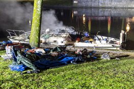 Brand verwoest bootje in Amsterdam