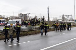 Klimaatdemonstranten XR voeren actie op A10 in Amsterdam, politie grijpt in