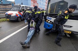 Klimaatdemonstranten XR voeren actie op A10 in Amsterdam, politie grijpt in