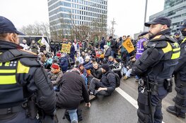 Klimaatdemonstranten XR voeren actie op A10 in Amsterdam, politie grijpt in