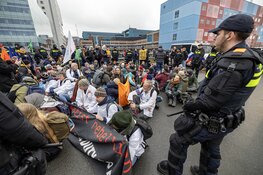 Klimaatdemonstranten XR voeren actie op A10 in Amsterdam, politie grijpt in