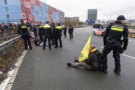 Klimaatdemonstranten XR voeren actie op A10 in Amsterdam, politie grijpt in