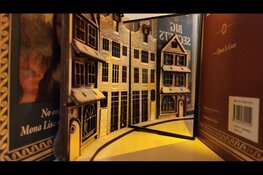 Amsterdam naar je boekenkast brengen: creëer een verbluffende book nook van de grachten van de stad