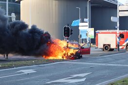 Auto vliegt in brand bij ongeluk op Australiëhavenweg