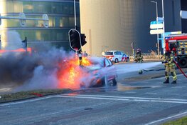 Auto vliegt in brand bij ongeluk op Australiëhavenweg