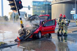 Auto vliegt in brand bij ongeluk op Australiëhavenweg