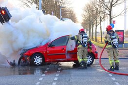 Auto vliegt in brand bij ongeluk op Australiëhavenweg