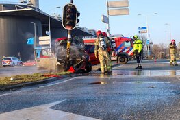 Auto vliegt in brand bij ongeluk op Australiëhavenweg