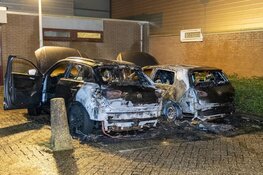 Twee voertuigen gaan in vlammen op bij nachtelijke autobrand in Amsterdam-Noord