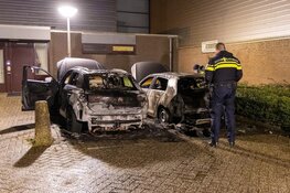 Twee voertuigen gaan in vlammen op bij nachtelijke autobrand in Amsterdam-Noord