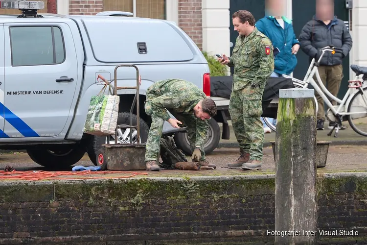 Mogelijk explosief gevonden door magneetvissers in het water aan Marnixkade