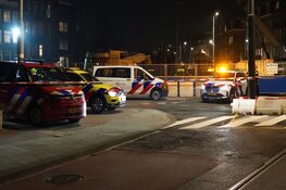 Slaan van heipaal gaat mis: waterleiding en stroomkabels beschadigd op Rozengracht